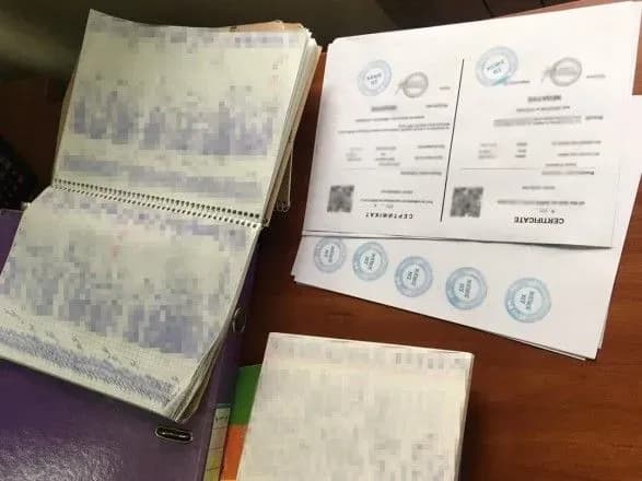 Продаж довідок про негативний тест на COVID-19: у Києві викрили працівників приватної лабораторії