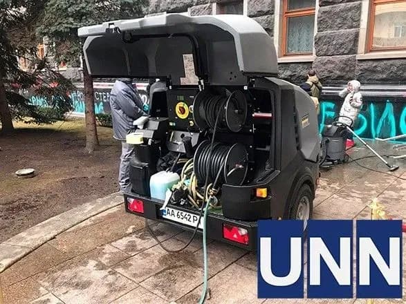 Офис Зеленского пытаются отмыть от граффити, но есть трудности