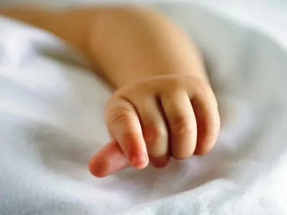 На Харківщині жінка народила у покинутому туалеті на вокзалі та викинула немовля у яму