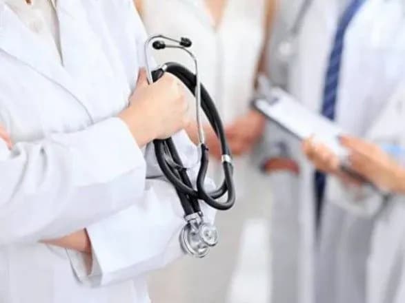 Тем политикам, кто критикует вакцинацию в Украине, надо было меньше воровать на медицине - врач