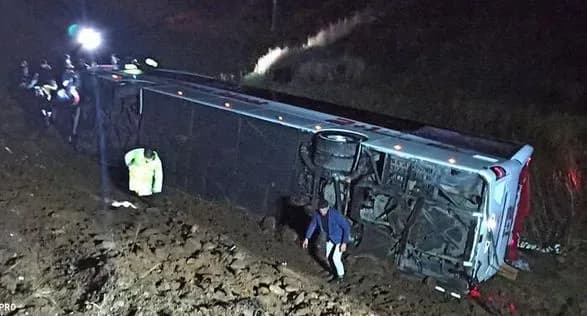 В Турции перевернулся пассажирский автобус, пострадали 39 человек