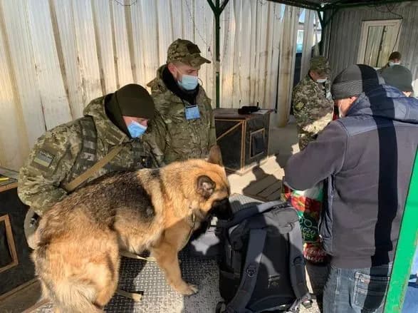 Боевики продолжают блокировать работу пяти КПВВ на Донбассе