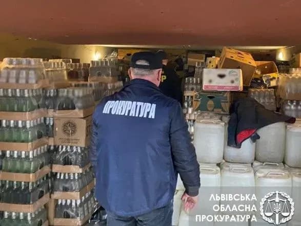 Названо відомі українські бренди горілки, які фальсифікували на Львівщині