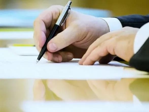 Президент Украины назначил послов в четырех странах