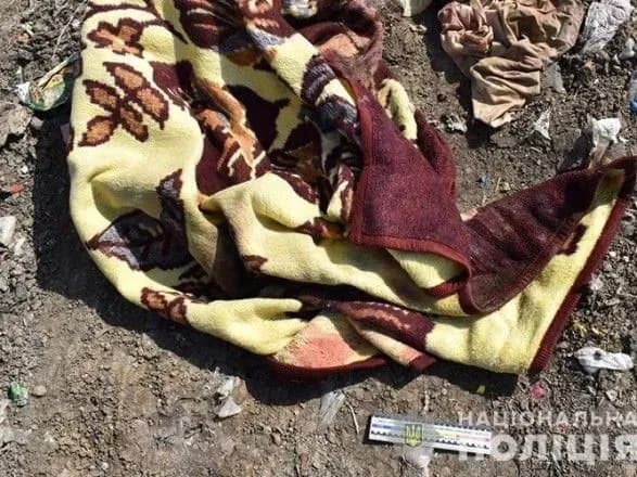 Жінка народила та викинула на сміття своє немовля: її шукають по ковдрі