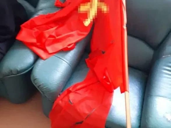 Одне із підприємств на Житомирщині вивісило прапор із забороненою символікою: поліція відкрила кримінал