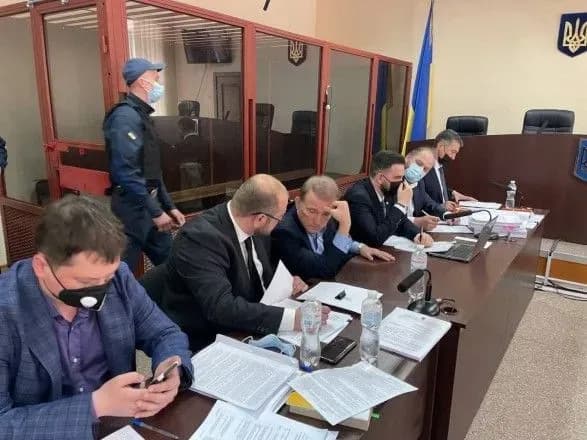 Медведчуку почали обрання запобіжного заходу: під будівлею суду зібрався натовп