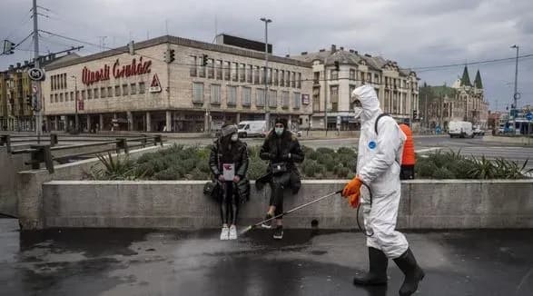 Прощавайте, маски: Угорщина знімає більшість COVID-обмежень