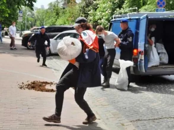 Намагався перекинути через огорожу кілька мішків гною: у Києві біля посольства Білорусі затримали активіста Петра Маркелова