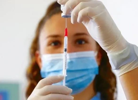 В Украине от COVID-19 будут вакцинировать жителей ОРДЛО и Крыма: начато запись на прививки