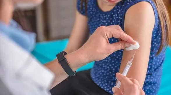 Цими вихідними центри масової вакцинації працюватимуть в 14 регіонах України – МОЗ