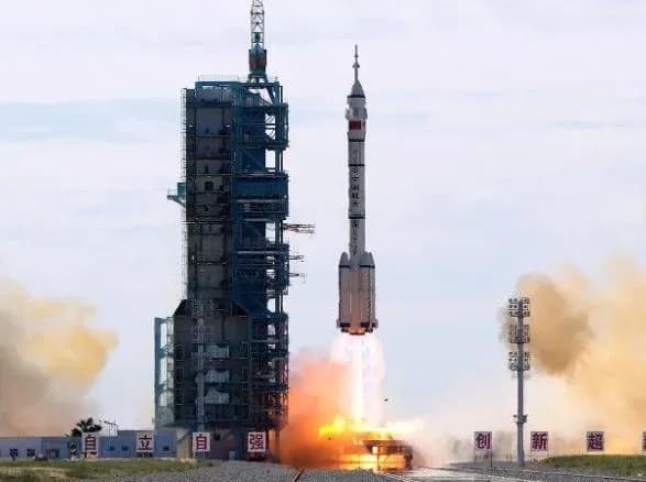 Китай успішно вивів у космос трьох космонавтів
