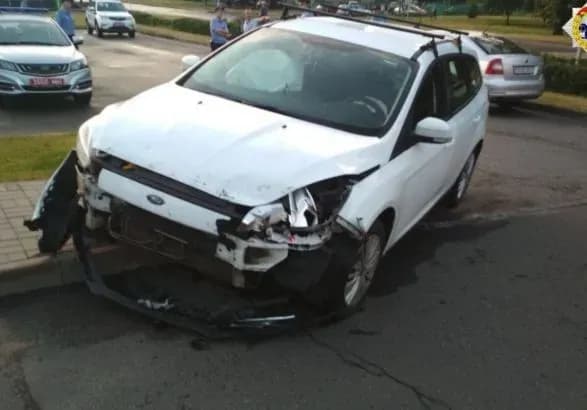 У Мінську водій "під кайфом" влетів у ворота посольства Росії