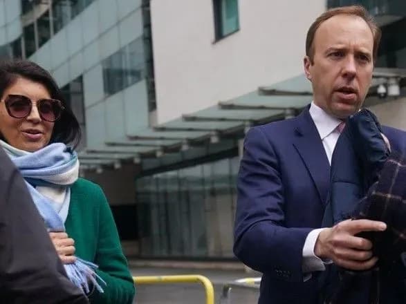 Глава МОЗ Британії подав у відставку після поцілунку з колегою