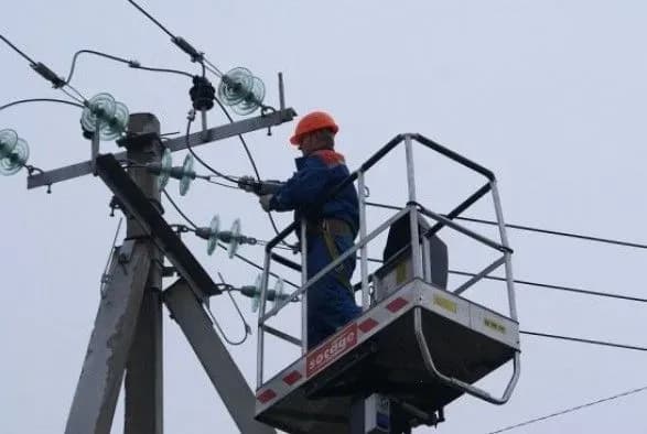 Негода в Україні: знеструмлено майже 400 населених пункти