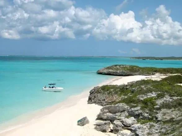 У Вест-Індії біля острова Гранд-Терк знайшли човен з тілами 20 людей