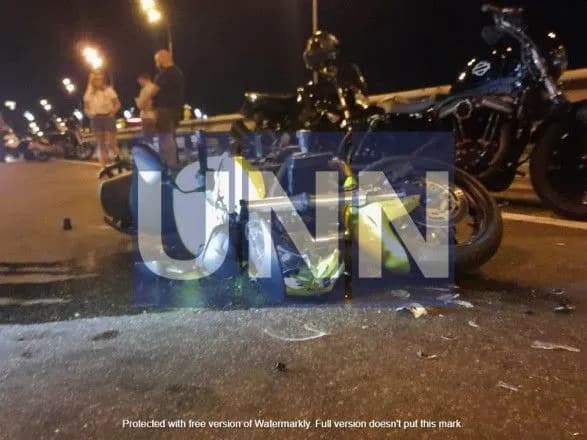 Через потрійне ДТП на столичній дорозі паралізувало рух транспорту, є постраждалий