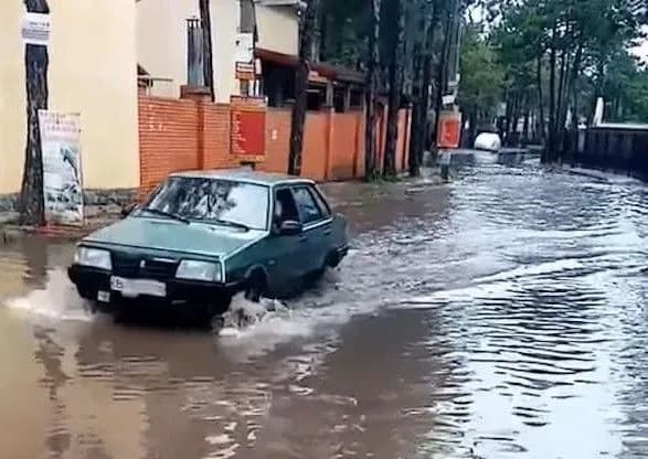 У курортному Коблевому злива затопила бази відпочинку