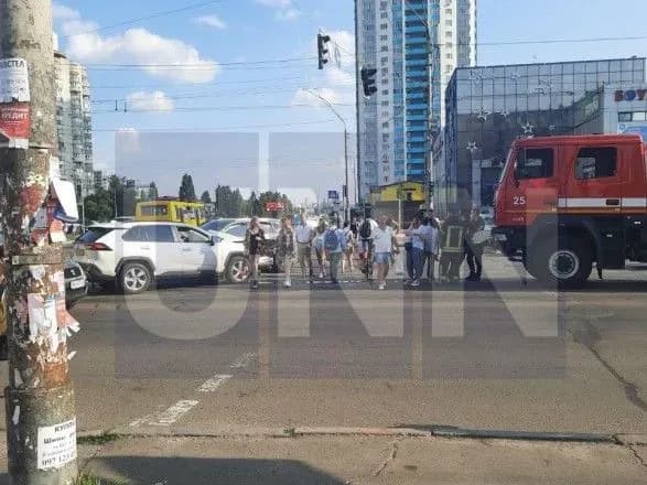 Не помітила, що на перехресті два світлофори: через ДТП на столичній оболоні утворився затор