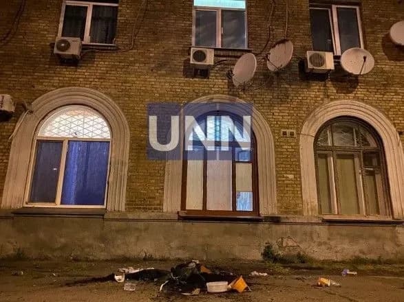 У Києві неадекватна жінка скидала на перехожих пляшки з невідомою речовиною