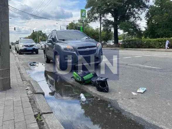 Отримав переломи та забої: у Києві Chevrolet 30 метрів тягнув на капоті кур'єра-мотоцикліста