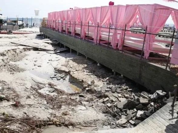 На одеських вулицях після стихії утворюються провали