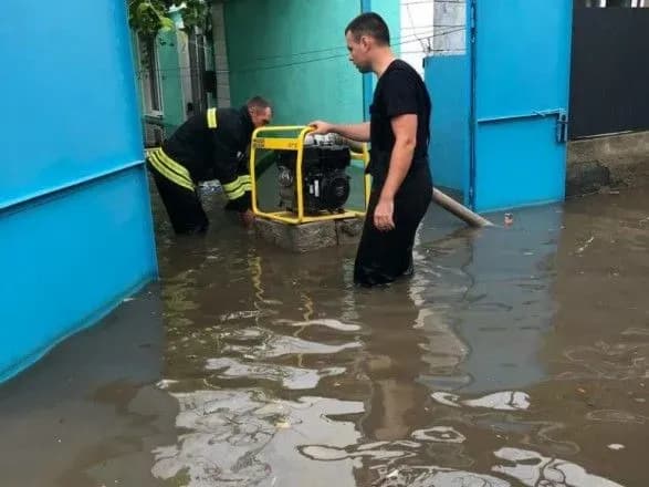 Негода в Україні: двоє загиблих у Бердянську, в трьох областях знеструмлено 13 міст і сіл