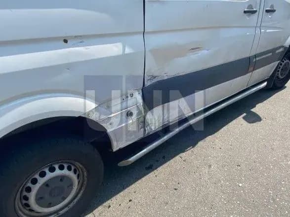 У Києві кур'єр на мотоциклі зіткнувся з мікроавтобусом