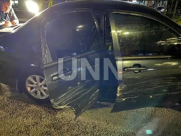 Потрійна ДТП сталася у Києві: від потужного удару в авто відірвало колесо