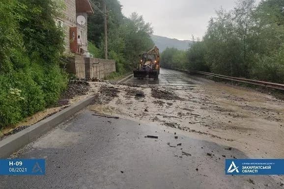 Наслідки негоди: у Карпатах на дорогу зійшов селевий потік