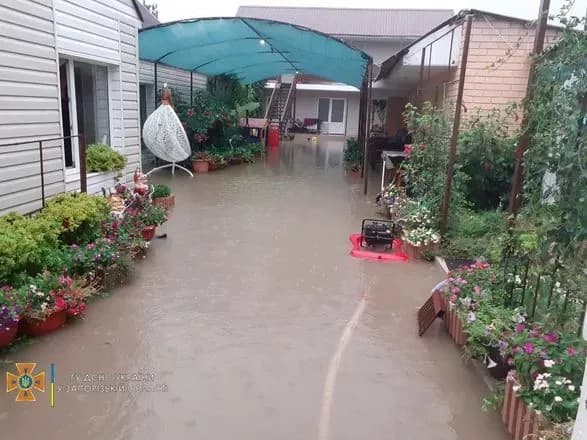 Через негоду, вулиці курортної Кирилівки перетворились на "ріки"
