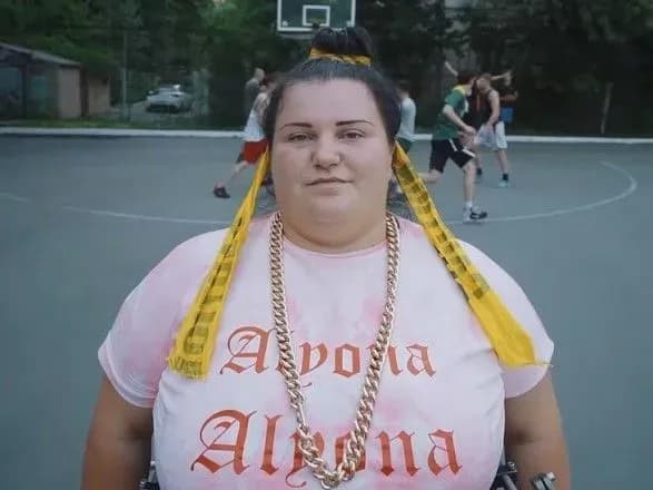 Скандальний дрифт на Софійській: реперку Alyona-Alyona викликали на допит