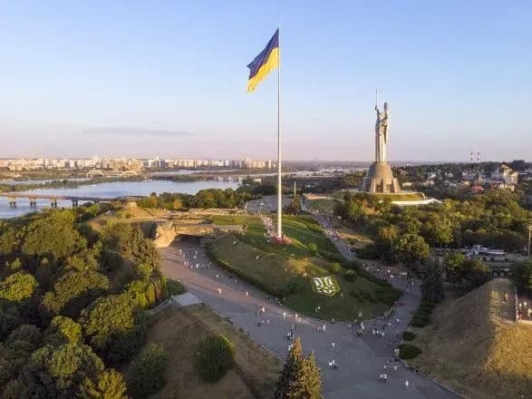 До 30-річчя Незалежності: на найбільшому флагштоку України встановлюють новий тризуб