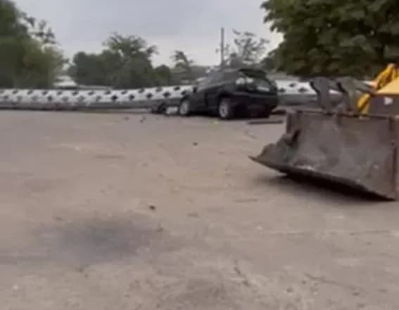 У Херсоні найвищий в області флагшток за 8 мільйонів впав на Lexus