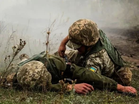 На Донбасі поранили українського військового