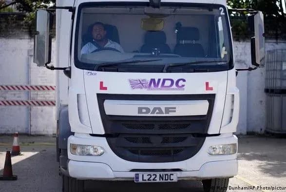 Великобританія екстрено видасть 5 тис. робочих віз водіям вантажівок