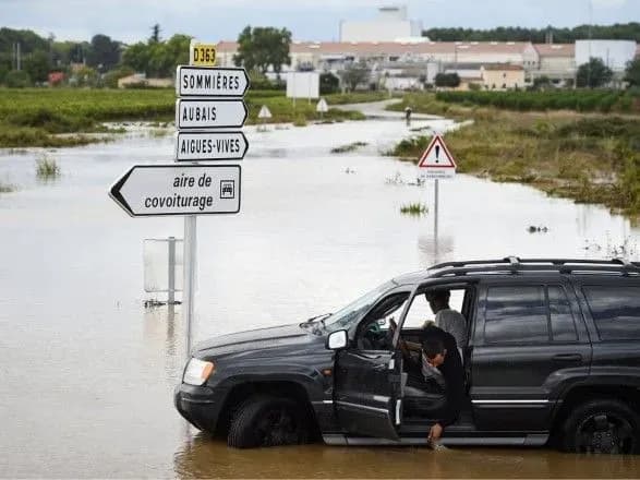 У шести департаментах Франції оголосили підвищений рівень тривоги через сильні дощі