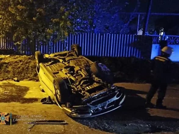 У Дніпрі авто у ДТП перекинулось догори низом, є постраждалі
