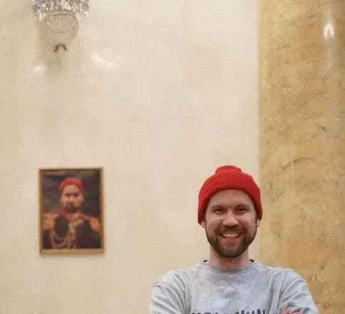 Відвідувач Ермітажу повісив свій портрет у Воєнній галереї 1812 року