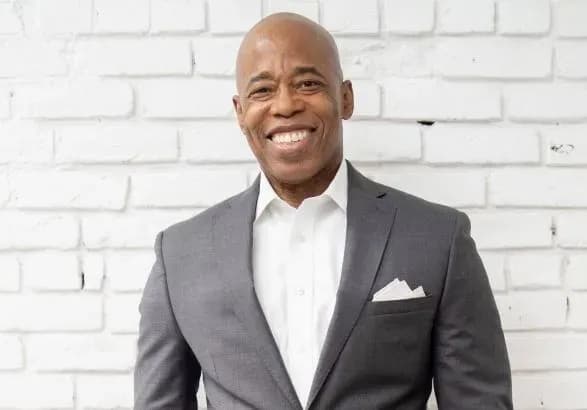 На выборах мэра Нью-Йорка побеждает бывший полицейский