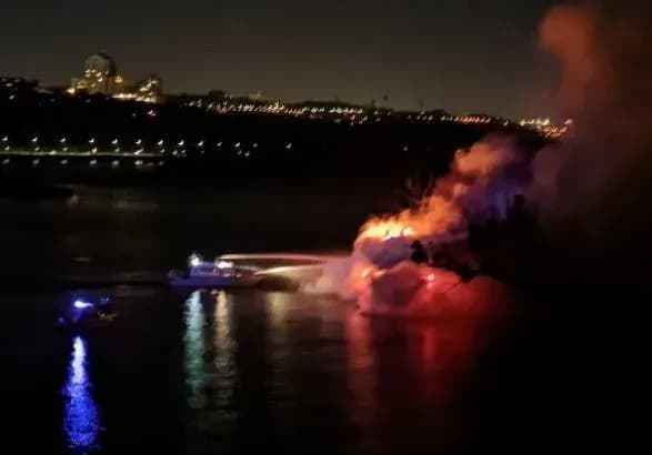 В столичном Гидропарке горело плавучее кафе