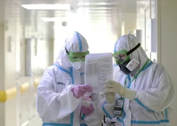 Гендиректор Pfizer высказался о фейках, которые создают вокруг вакцин