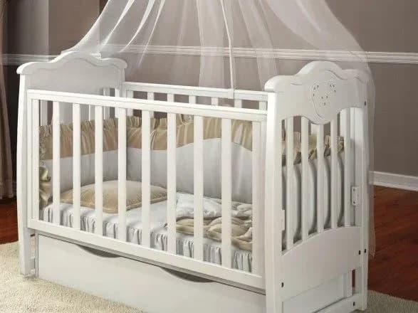 У Англії через рідкісний харчовий розлад дитина їсть свої підгузки, папір та навіть меблі