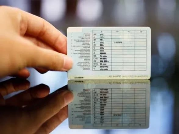 В Україні з грудня у посвідченнях водія буде відмітка про складання іспиту на авто з коробкою-автомат