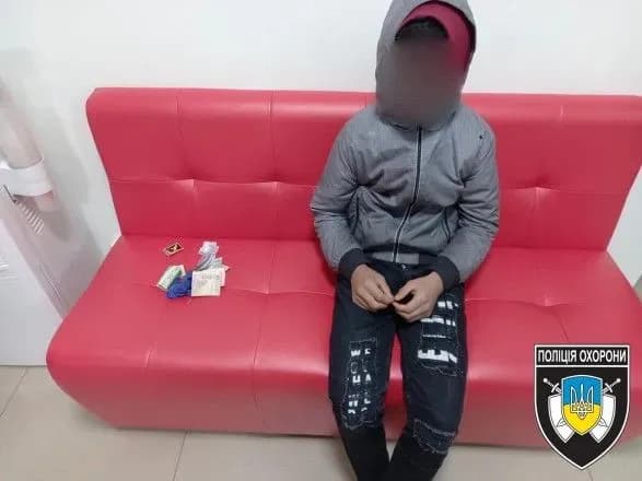 Сам зателефонував у поліцію: в Ужгороді хлопець хотів обікрасти медлабораторію, але не зміг з неї вийти