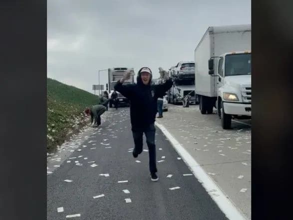 Трасу біля Сан-Дієго у Каліфорнії засипало доларами