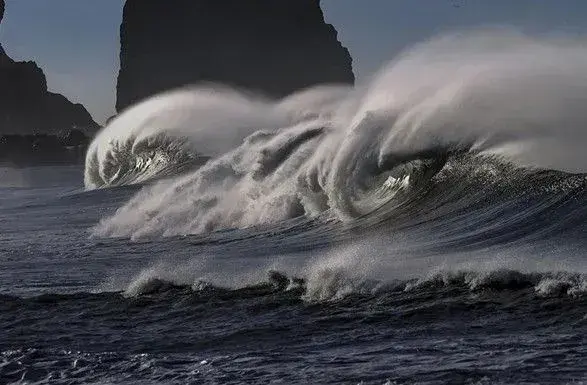 У М'янмі потужна хвиля змила в море паломників, загинули щонайменше 15 осіб