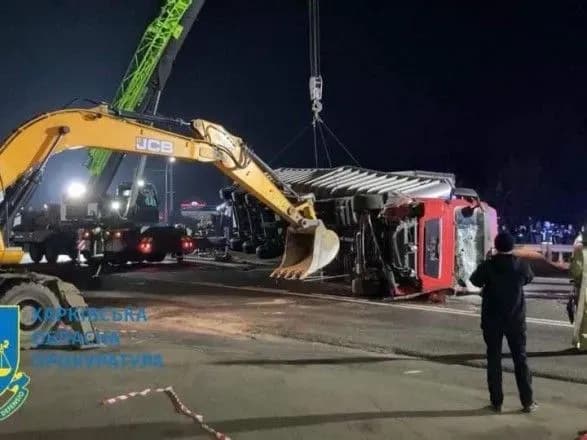 У ДТП з фурами та таксі у Харкові загинуло три людини, включно з дитиною: у прокуратурі розповіли подробиці