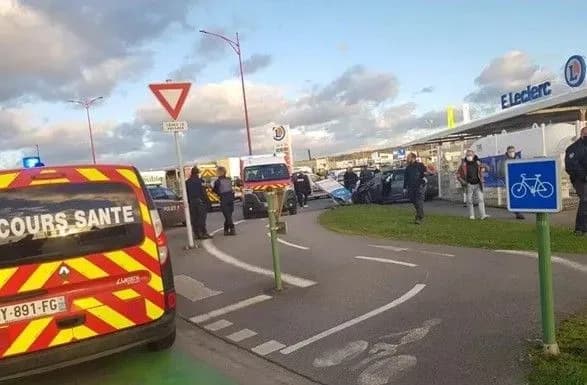 У Франції чоловік у костюмі ніндзя поранив мечем поліцейських