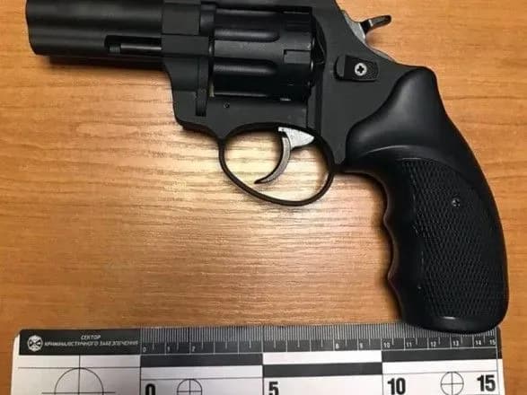 В Киеве мужчина устроил стрельбу из-за некачественного ремонта, есть раненый